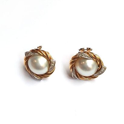CLIPS D'OREILLE en or 18k (750°/00), le centre...