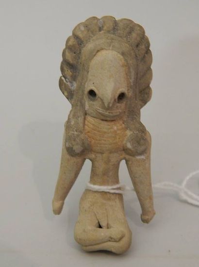 Figurine féminine assise en tailleur, en...
