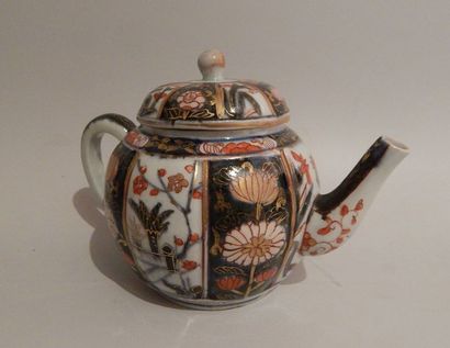 Théière côtelée en porcelaine à décor Imari...