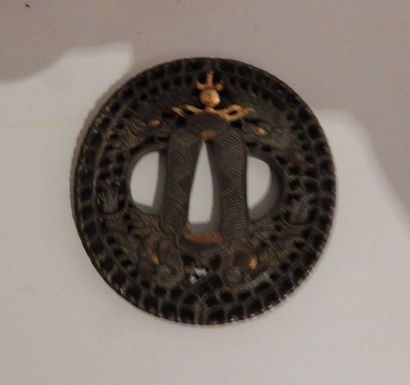 Tsuba Maru gata en fer incrusté de cuivre...