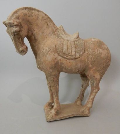 Cheval debout, sellé, en terre cuite . H :25...