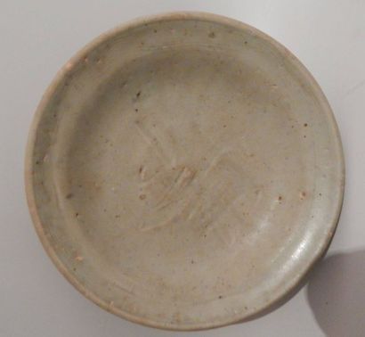 Coupe en grès émaillé céladon à décor gravé...