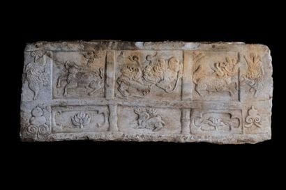 Elément d’architecture en marbre sculpté,...