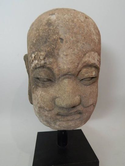 Tête de Lohan, en grès rose. H :27 cm. MING...