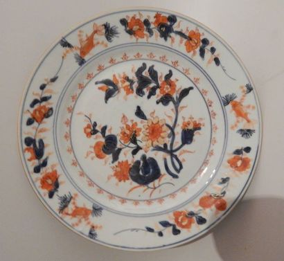 Cinq assiettes en porcelaine à décor Imari...