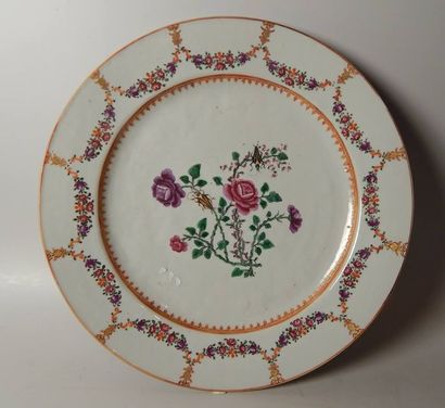 Plat en porcelaine à décor “famille rose”...