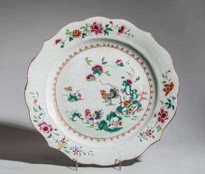 Plat à bord ourlé en porcelaine à décor “famille...