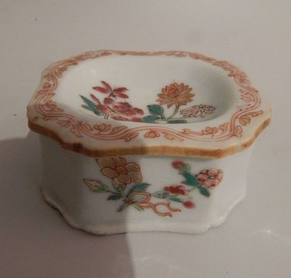 Saleron octogonal en porcelaine à décor “famille...