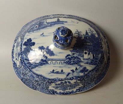 Couvercle ovale en porcelaine à décor “bleu...