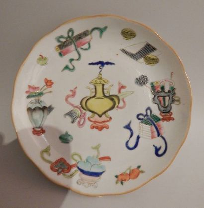 Coupe ourlée en porcelaine à décor “famille...