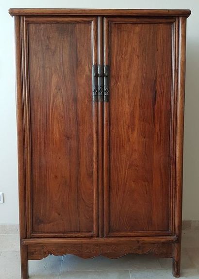 Armoire à deux portes et à l’intérieur aux...
