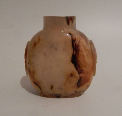 Tabatière en agate silhouette grise veinée...