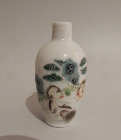 Tabatière en porcelaine à décor “famille...