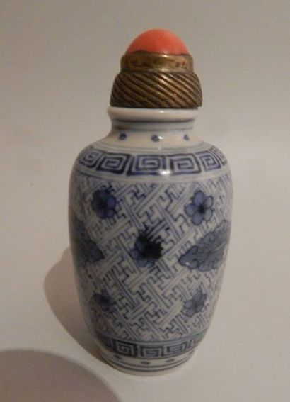 Tabatière en porcelaine à décor “bleu blanc”...