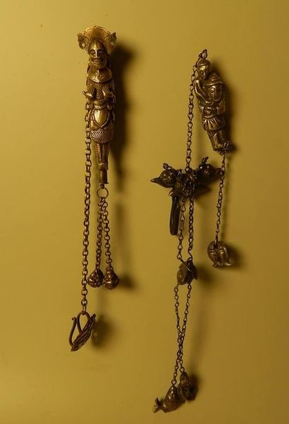 Deux pendentifs chinois, en argent. Chine,...