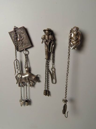 Trois pendentifs chinois, en argent. Chine,...