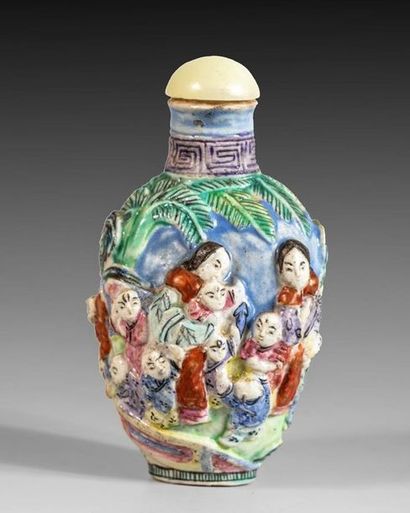 Flacon tabatière, en porcelaine polychrome....