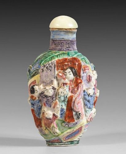 Flacon tabatière, en porcelaine polychrome....
