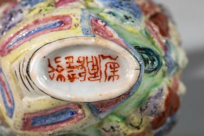 Flacon tabatière, en porcelaine polychrome....