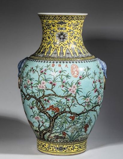 Grand vase balustre en porcelaine polychrome,...