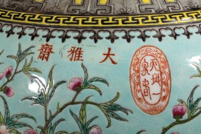 Grand vase balustre en porcelaine polychrome,...