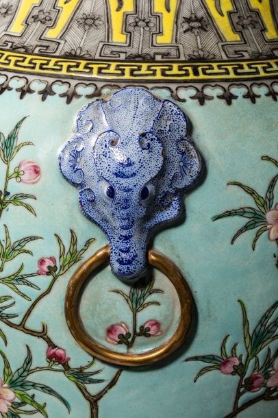 Grand vase balustre en porcelaine polychrome,...