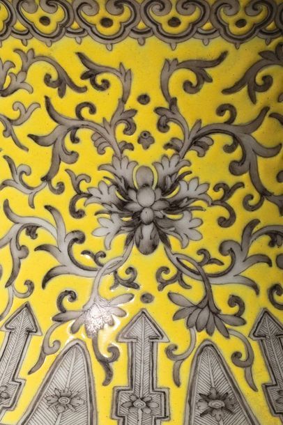 Grand vase balustre en porcelaine polychrome,...