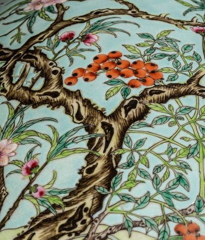 Grand vase balustre en porcelaine polychrome,...
