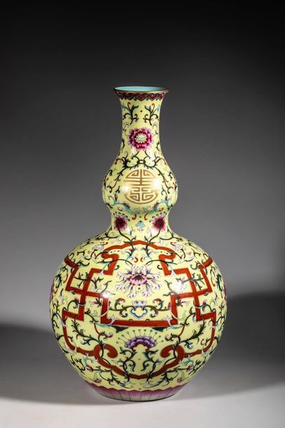 Vase en porcelaine à décor de roue de la...
