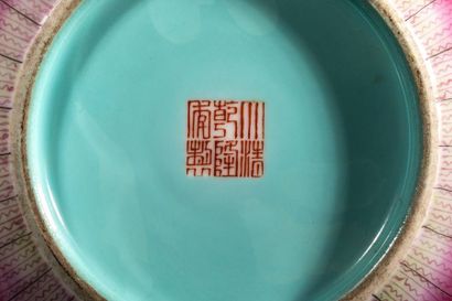 Vase en porcelaine à décor de roue de la...