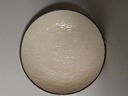 Coupe cerclée en céladon blanc à décor de...