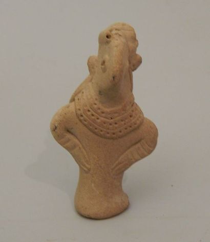 Idole féminine en terre cuite, au visage...