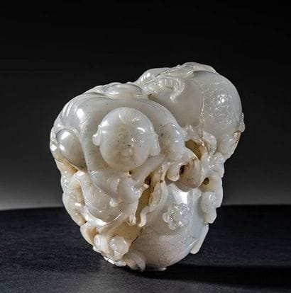 Jade blanc trilobé à décor d’enfants. Chine,...