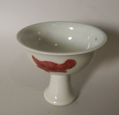 Coupelle sur piédouche en porcelaine au décor...