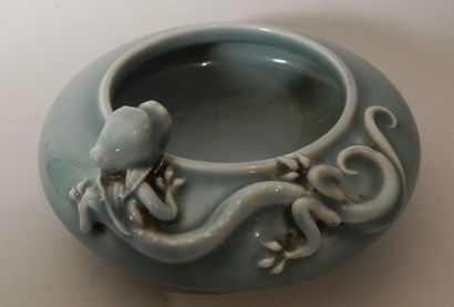 Coupe rince-pinceau en porcelaine, au décor...