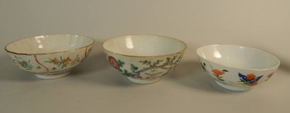 Trois coupelles en porcelaine. Chine, fin...