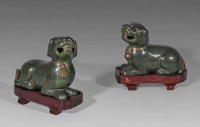 Paire de chiens porte-encens, en émaux cloisonnés...