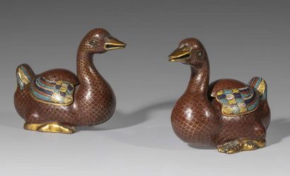 Paire de boîtes en forme de canard, en émaux...