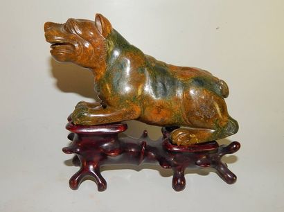 Lion en jaspe. Chine, XXe siècle.8 x 16 cm....