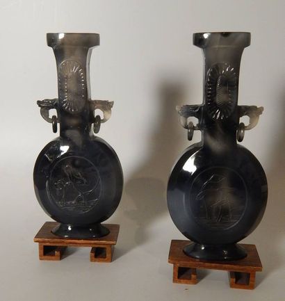 Paire de vases en agate. Chine, XXe siècle....