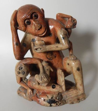 Singe et ses deux petits, en stéatite . Chine,...