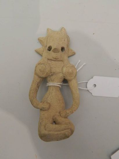 Figurine féminine assise en tailleur, en...