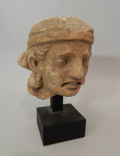 Tête de femme, en stuc. H :10 cm. GANDHARA...