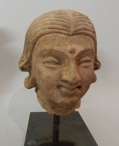 Tête de femme, en terre cuite. H :14 cm....
