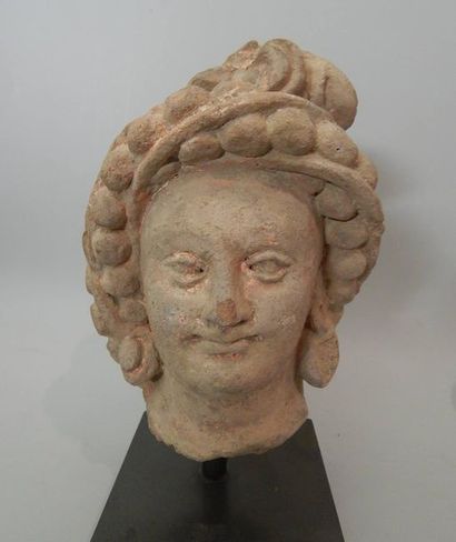 Tête de femme, en terre cuite. H :17 cm....