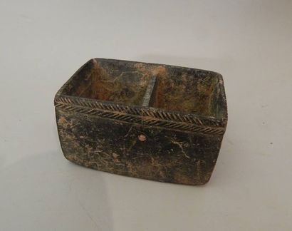 Double récipient, en schiste. H : 5 cm ;...