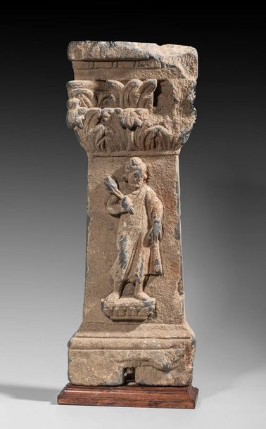 Servant au chasse-mouche devant une colonne,...