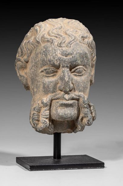 Tête d’homme aux bacantes, en schiste. H :12...