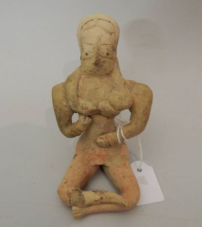 Figurine féminine assise en tailleur, en...
