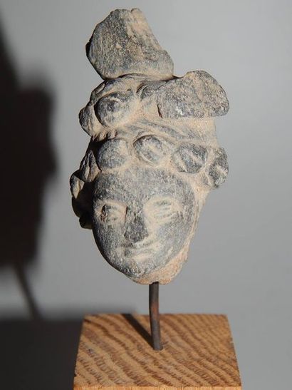 Tête de servant, en schiste. H : 3 cm. GANDHARA...